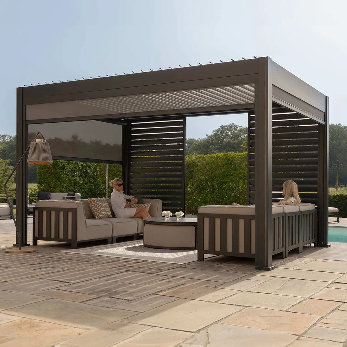 Motorised aluminium pergola with privacy screen and louvre panels