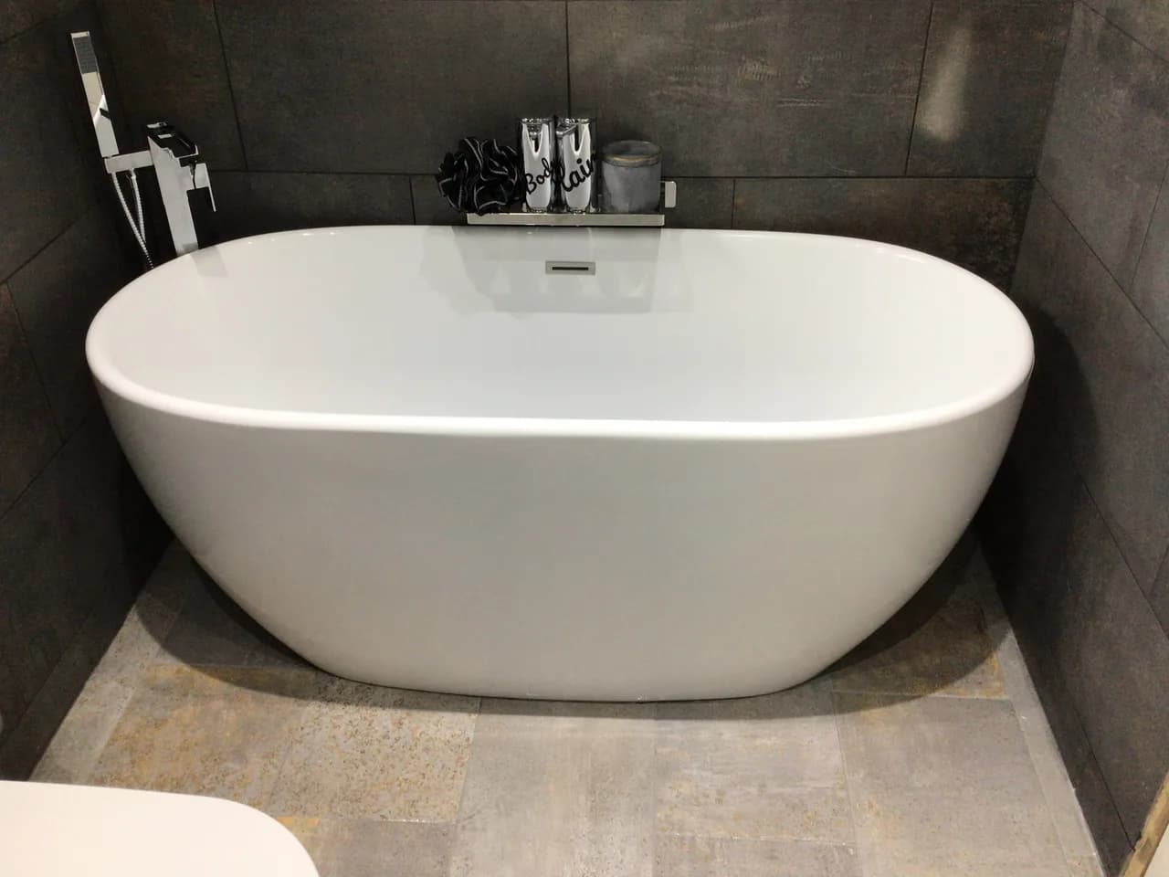Installation of freestanding bath.